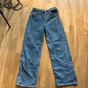 Jeans - Snygga jeans medelhög midja änvända 2 gånger så är i väldigt fint skick!