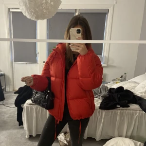 Pufferjacket - Säljer den är super coola jackan som är från hm. Har kanppt använt den så den är som ny. Storlek S men passar M också.