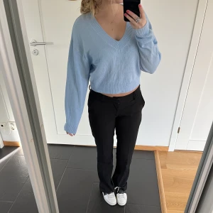 Stickad tröja - Helt oanvänd stickad tröja från hm som jag inte har fått användning för 💙🫶🏼