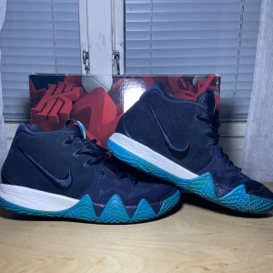 Nike Kyrie 4 'Obsidian' - Andvända  Säljer pågrund av liten storlek Nypris: 3,700kr  Öppen för byte