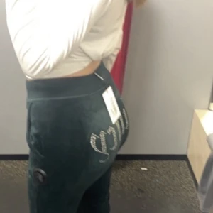 Juicy couture  - Säljer mitt mörkgröna juicy set med text i diamanter baktill. Extremt bra skick, (jätte mjukt). Tröjan är i storlek S och byxorna i Xs. Säljer pga ingen användning. Nytt pris 1100kr styck.