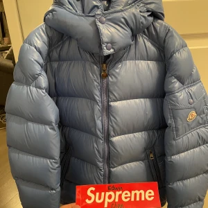 Moncler Maya light blue size 3 ljusblå - Storlek 3  som passar M-L  Mycket bra skick   100% äkta kvitto finns  Retail 15990