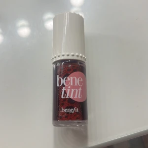 Benetint - Detta är en benetint blush som endast är testad och som inte riktigt var för mig, nypris 279kr, skriv för mer frågor