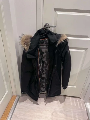 Hollies Vinter jacka - Hej! detta är en bra jacka som jag har använt men den är tyvärr för liten för mig just nu men det är en fina jacka i gott skick Ny pris på en hollies jacka är 4800 och jag säljer för 1500 priset kan diskuteras 
