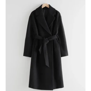 Ullkappa  - Svart kappa i 100% ull från and other stories. Den är i fint skick och mycket bra kvalitet! Den är köpt för 2500kr i storlek S. Säljer för 1000 kr exklusive frakt 