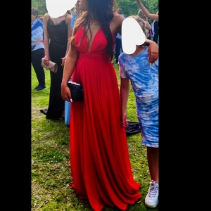 Balklänning  - Säljer nu min super fina balklänning, använd under min student bal, väldigt lång på mig som är 157cm men tyckte det var fint att gå och bära lite på den 😅annars går det säkert sy upp:) skriv privat om du skulle vilja ha fler bilder med den