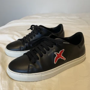 Axel Arigato stl. 37 - Säljer nu mina sparsamt använda arigato skor! Inköpta för cirka 2200kr, säljer för 800 då jag inte får någon användning för de längre! Skorna är väldigt sparsamt använda och original skokartong medföljer! Eventuellt bvsa! 