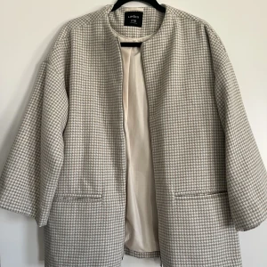 Jacka från Lindex  - Jacka med 21 % ull, från Lindex.  Knappt använd, i nyskick. Storlek XS/S.    Finns i Råsunda/Solna. Kan även mötas upp vid Kungsträdgården eller Gärdet.   Mvh Ingrid 