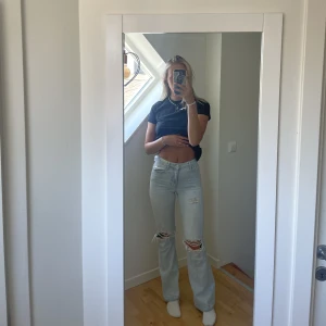 Ljusa raka jeans med revor - Sååå snygga men har flera liknande. Sitter under naveln på mig och går nästan ner till marken på mig som är 171cm
