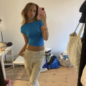 Backless tee  - Säljer min röda och blåa topp ifrån shein! Så fina festtoppar men kommer tyvärr inte till användning. Båda använda en gång💞(bilderna är lånade)