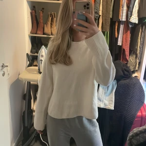 Vit stickad tröja - Såå fin stickad tröja❤️ helt slutsåld på hemsidan o kostar där 490kr. Köpare står för hela frakten