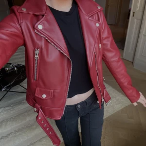 Röd skinnjacka zara - Säljer min röda skinnjacka från zara! Har inga tecken på användning och är i storlek XS men passar även S.