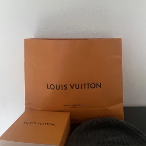 Cashmere LV mössa - LV mössa i 100% cashmere  Försiktigt använd Köpt 2019 på LV i Stockholm  1 av 5 i Sverige  Kvitto finns  Värde: 6000  Pris kan diskuteras 