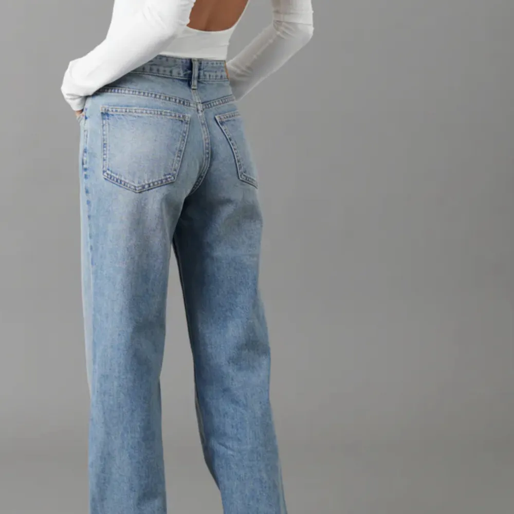Säljer dessa low straight jeans från Gina som är helt slutsålda i denna färgen!. Jeans & Byxor.