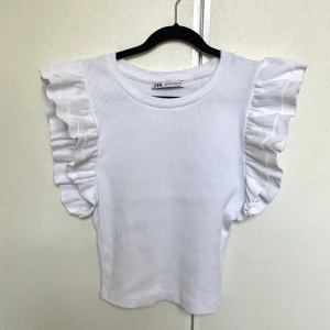 Vit volang topp - Super fin vit volang topp från Zara!! Endast använd en gång, säljer pga den är för liten för mig🤍  