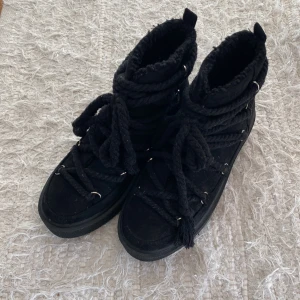 Vinterskor - Inuikki-inspirerade skor från Nelly i strl 36. Väldigt fint skick då jag enbart haft dem någon enstaka gång. 