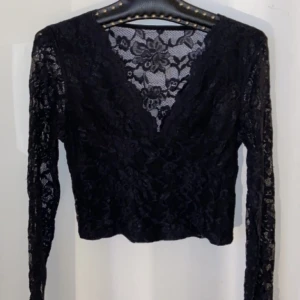 Svart spets topp - Använts 1 gång har genomskinlig rygg💕