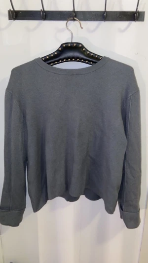 Mörkgrön/grå tröja  - Använts fåtal gånger 💕