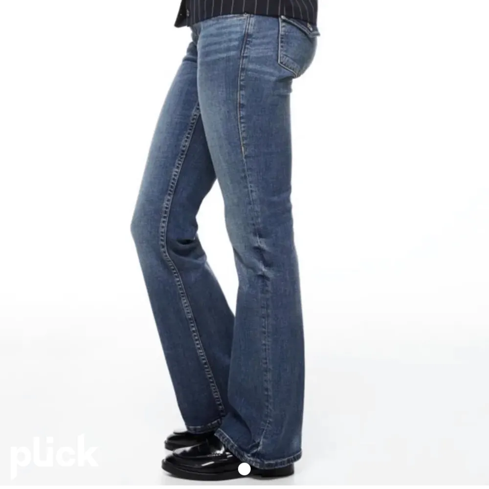 Säljer dessa slutsålda skitsnygga hm jeans! Strl 38 men passar mig som har 36 perfekt💞 använda 3 ggr! Lågmidjade och bootcut. Jeans & Byxor.