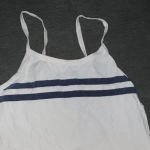 Toppar - Säljer detta vita linne, knappt använt något, ifrån bikbok