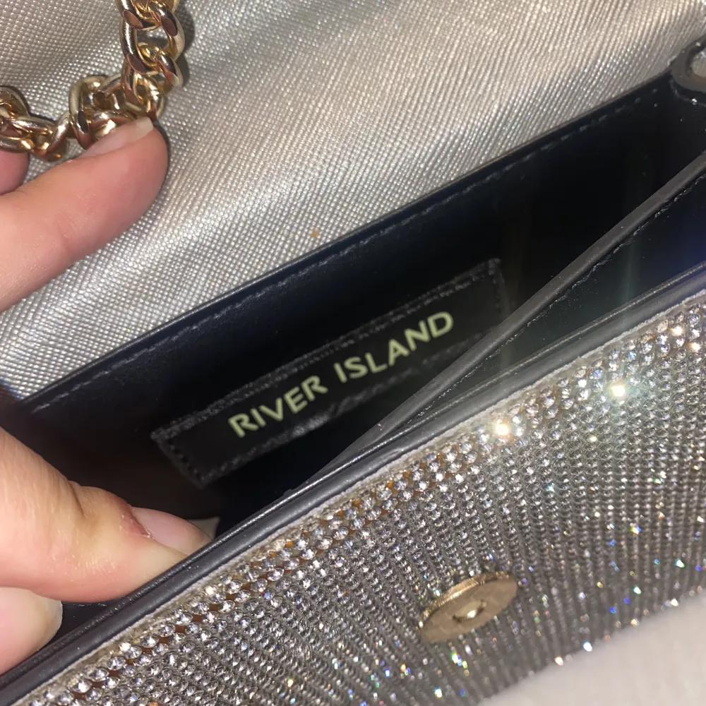 En snygg River Island väska. Som glittrar och glänser i ljus! . Väskor.