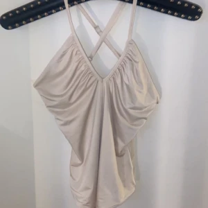 Beige/vit body - Sitter jätte fint aldrig använts 💕