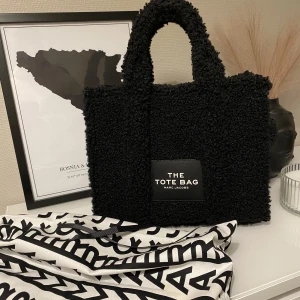 MARC JACOBS THE TOTE BAG - En fantastisk väska från Marc Jacobs - Använd fåtal gånger och är i nyskick. Väskan är självfallet äkta & orderbevis finns då den beställdes från Nelly.com  (Dustbag finns) Nypris 2800kr - Pris kan disk. vid snabb affär.  Postas säkert med spårbarfrakt. 