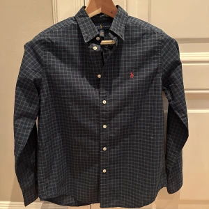 Ralph Lauren Skjorta - Snygg Ralph Lauren skjorta! Helt oanvänd med nypris 1595 kr. Säljer den för 595, storlek S.