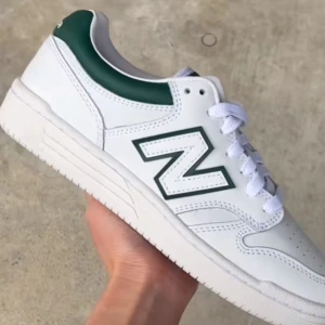 new balance 480 gröna - helt nya newbalance 480 i gröna 💚Köpte fel storlek så endast provade.  💚🌱🌱Nypris 1095:-