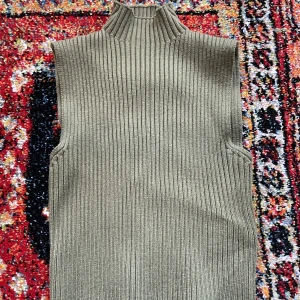 Polo linne  - Ett grönt ribbat polo linne. Inga defekter.  Storlek S💚