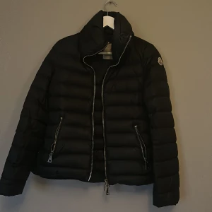 Moncler jacka  - Säljer min super fina moncler jacka då den blivit för liten! Den är i stolek Small. Jackan är änvän fram och tillbaka under två vintrar ☺️kan diskutera priset vid snabb affär 🫶🏼säljer för billigare pris då jag ej var kvar kvittot! 