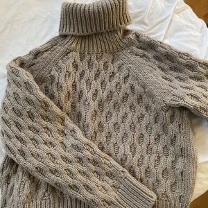 Beig virkad tröja - Jätte fin och aldrig använd. Jag klarar inte av kragar och har därför inte använt den. 