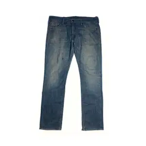 Size: 33/32. Blå. Condition: Vintage. Alla jeans är uppmätta av oss! Har ni frågor eller funderingar är det bara slide DM, tveka inte!