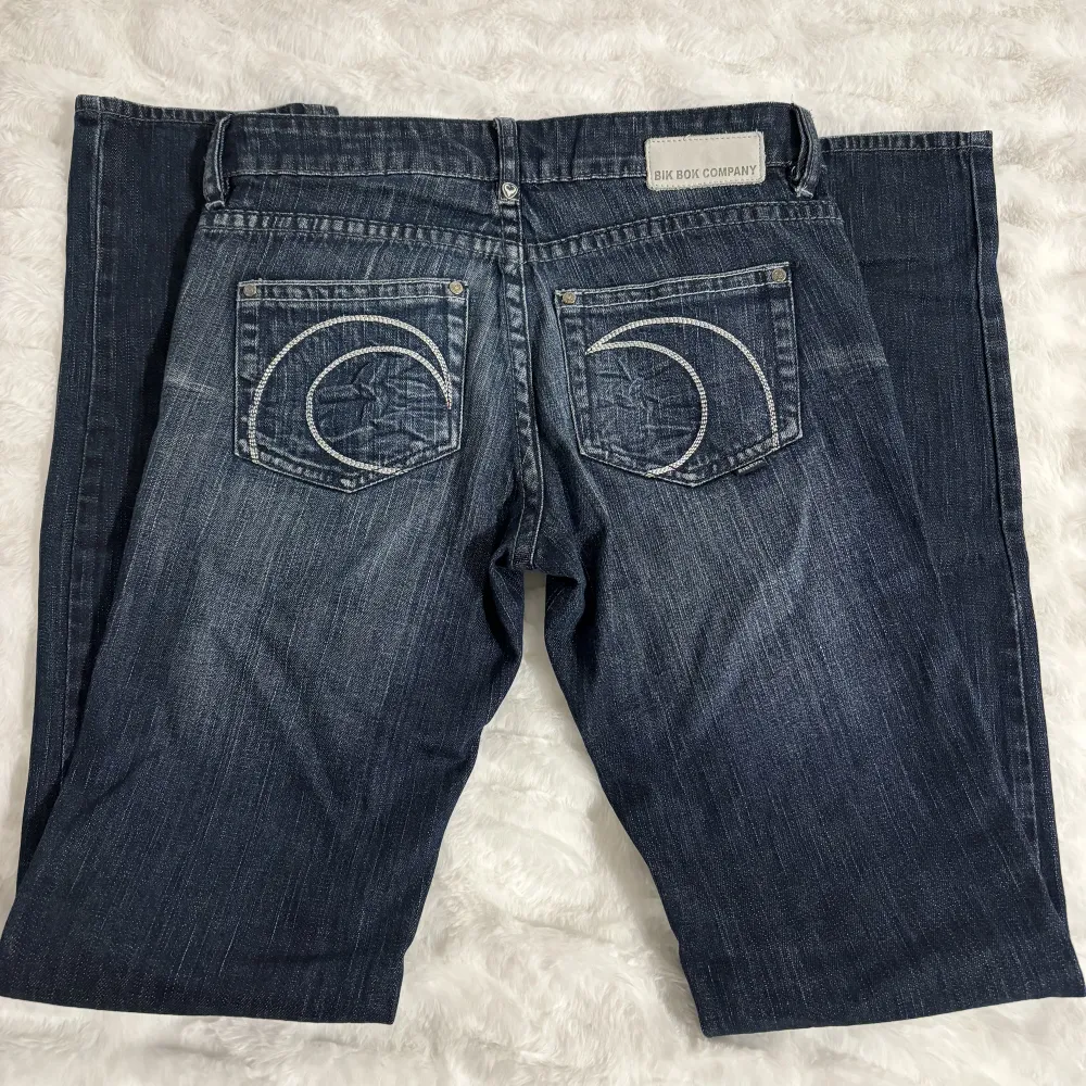 Lågmidjade bootcut jeans. Aldrig använda. Fina detaljer på. . Jeans & Byxor.