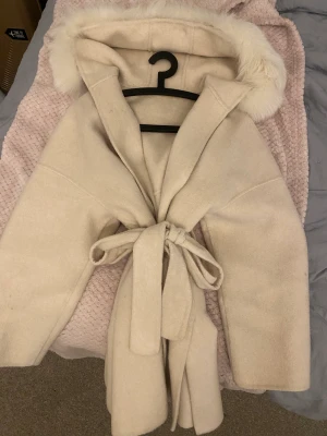 En höst kappa  - Jag säljer den på grund av att jag inte har någon användning för den länge, har använts ett par gånger men ser utt som ny, köpte för 3000kr men säljer för 800