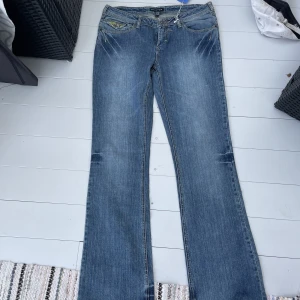 Lågmidjade jeans  - Lågmidjade bootcut jeans köpta på sellpy men passar tyvärr inte. Midjemått ca 82. Skriv innan ni trycker på köp direkt 