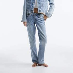 Säljer dessa populära straight jeans från h&m. Stl 38 (modellen har också 38) men passar mig som normalt har 36. Aldrig använda 🩵