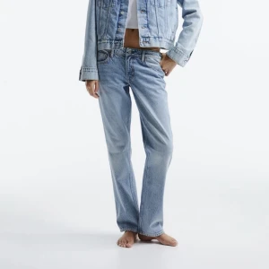 Straight jeans - Säljer dessa populära straight jeans från h&m. Stl 38 (modellen har också 38) men passar mig som normalt har 36. Aldrig använda 🩵