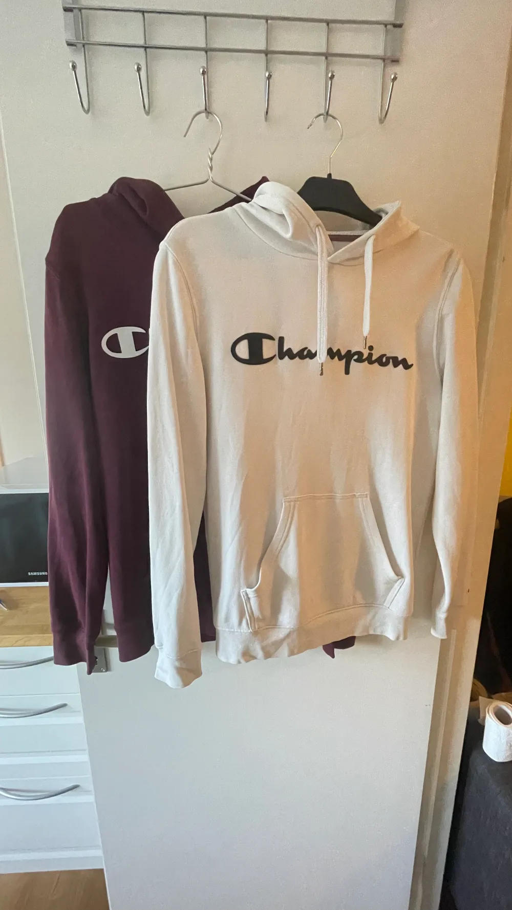 Välanvända hoodies i fint skick   Storlek: S (small) X2  1 Hoodie - 200 2st Hoodies - 350kr. Hoodies.