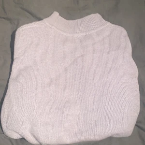 Stickad tröja - Ljus lila sticka tröja, nytt skick💞