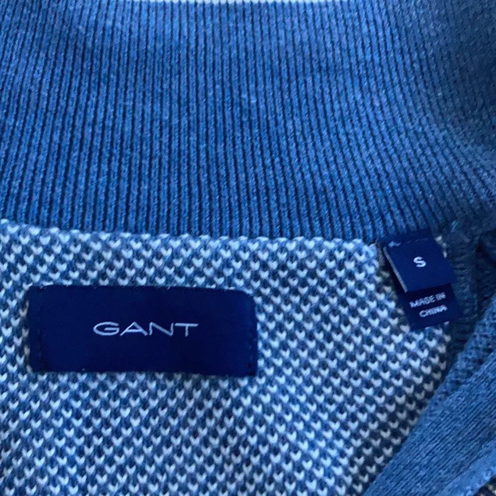 Riktigt Stilig ljusblå Gant Half zip i bomull st S, som passar till nästan vad som helst. Säljer för endast 599kr! Ordinarie pris: 1400kr   Mitt pris: 750kr   INGÅR- Fri frakt vid snabbt köp. . Tröjor & Koftor.