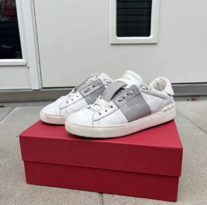 Valentino skor - Äkta Valentino Garavani skor. Nypris: 8515kr Mitt pris: 3000kr Kommer med originalboxen. Storlek 37/38