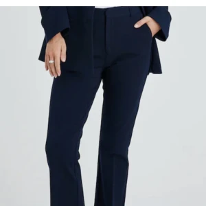 Marinblåa kostymbyxor bikbok - Helt nya marinblåa kostymbyxor från bikbok i storlek 38. Så bekväma o stretchiga. Köpa för 499 kr. Köptes i september.jag pendlar mellan 36/40 i byxor