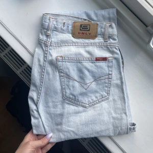 Low waist vintage jeans  - Supersnygga ljusa vintage only jeans. Low-waist och långa med härlig bootcut. Skulle säga L34 och passar en W25! 