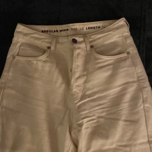 Bikbok jeans - Beiga jeans från bikbok som är nästan helt slutsålda. Storlek 28 midja 32 längd. Lite smutsiga längst ner men går bort med en tvätt. Säljer då dom blivit för små och jag köpt en större storlek. Köpta för 599kr men säljer för hälften. 
