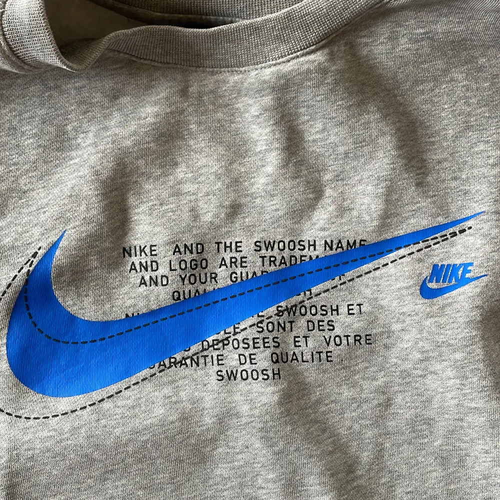 Nike Swoosh tröja i storlek S. Skick 9/10. Säljer då den är för liten. Nypris 800kr. Passar perfekt för S. Tröjor & Koftor.