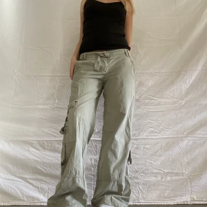 Cargopants - Gröna cargopants som är lågmidjade och har massa coola detaljer! Midjemått 79 innebenslängd 80 cm❤️