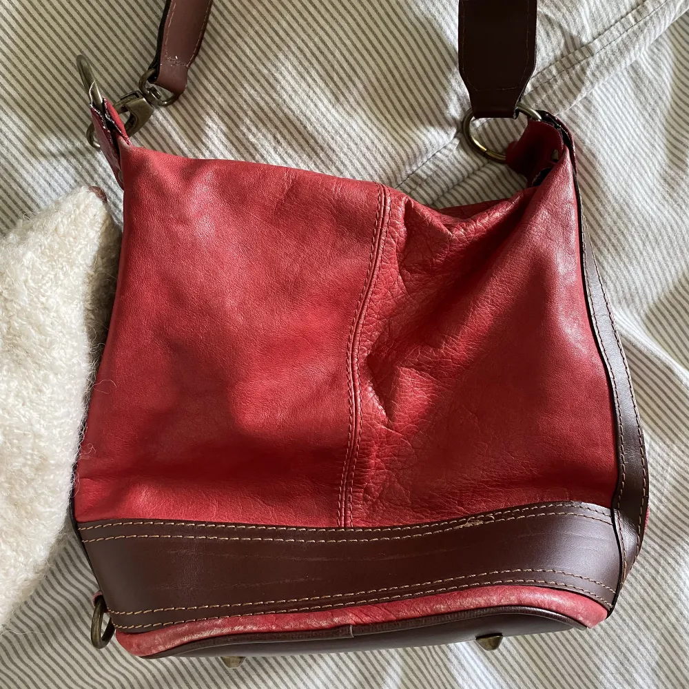 En så fin röd väska med vintage känsla som passar perfekt nu till höst/vinter . Väskor.
