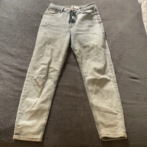 Na-kd mom jeans - Mom jeans från Na-kd strl 38