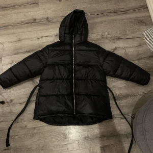 Dun jacka/vinterjacka - Jättefin jacka från Nelly , den är i jättebra skick och går att använda med skärp eller utan, om du är intresserad och vill ha fler bilder skriv privat, nypris 900kr har sänkt priset från 400kr till 290